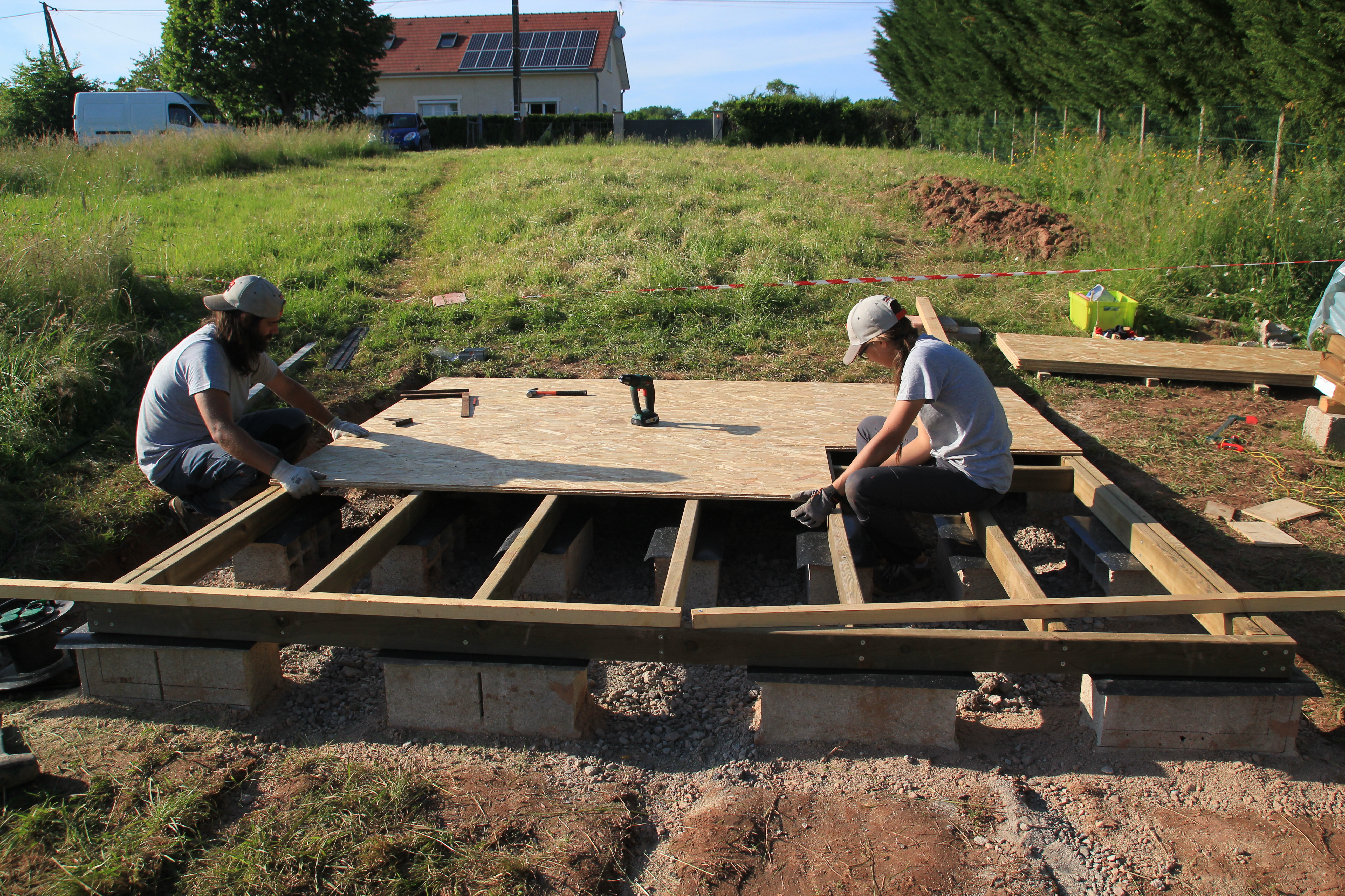 Abri De Jardin Dalle Beton Ou Pas ... Sur Une Solive Et Surtout Pas Dans Le Vide. Les Deux Extrémités Des Dalles Osb Doivent Reposer Sur La Même Solive Et Pouvoir être Vissées à Celle-ci. Abri De Jardin Dalle Beton Ou Pas ... Sur Une Solive Et Surtout Pas Dans Le Vide. Les Deux Extrémités Des Dalles Osb Doivent Reposer Sur La Même Solive Et Pouvoir être Vissées à Celle-ci.