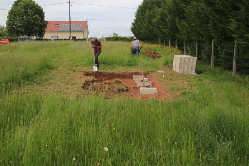 Mise à niveau du terrain pour les fondations en parpaing de l'abri de jardin