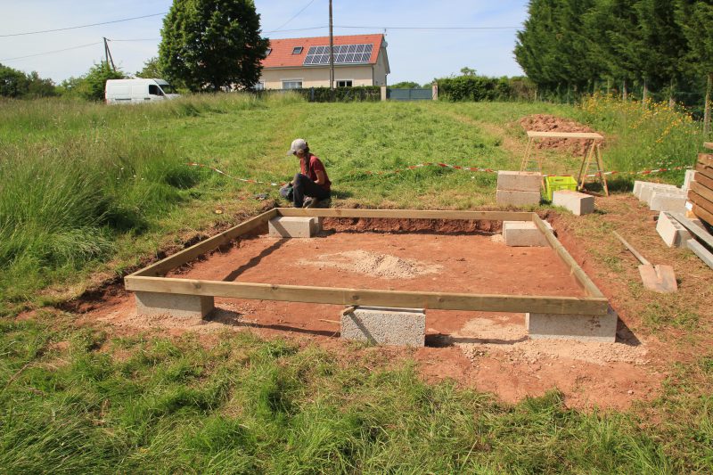 Mise en place de la structure de la dalle bois de l'abri de jardin