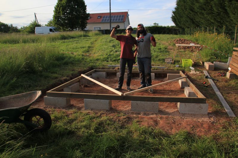 Tous les parpaings extérieurs des fondations de l'abri de jardin sont posés !