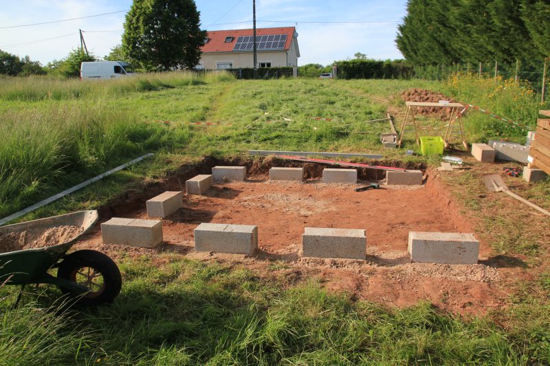 Mise en place des parpaings pour les fondations de l'abri de jardin