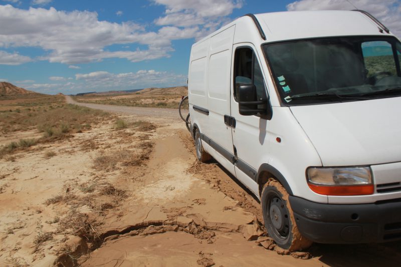 Camion coincé dans la boue