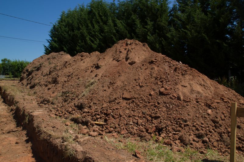 Terre extraite pour faire le chemin d'accès