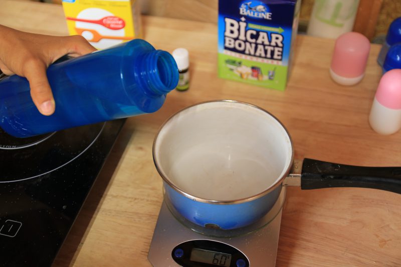 1er étape pour faire son déodorant : vers l'eau dans une casserole 