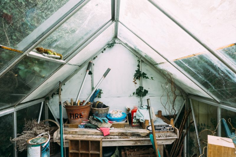 Intérieur d'une serre en verre 