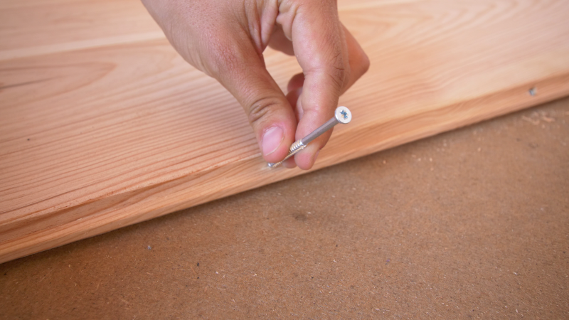 mise en place d'une vis pour parquet vissé