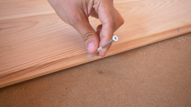 mise en place d'une vis pour parquet vissé 