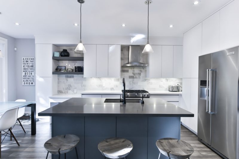 Cuisine avec plan de travail en inox