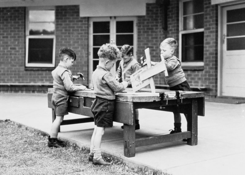 Enfants qui travaillent le bois