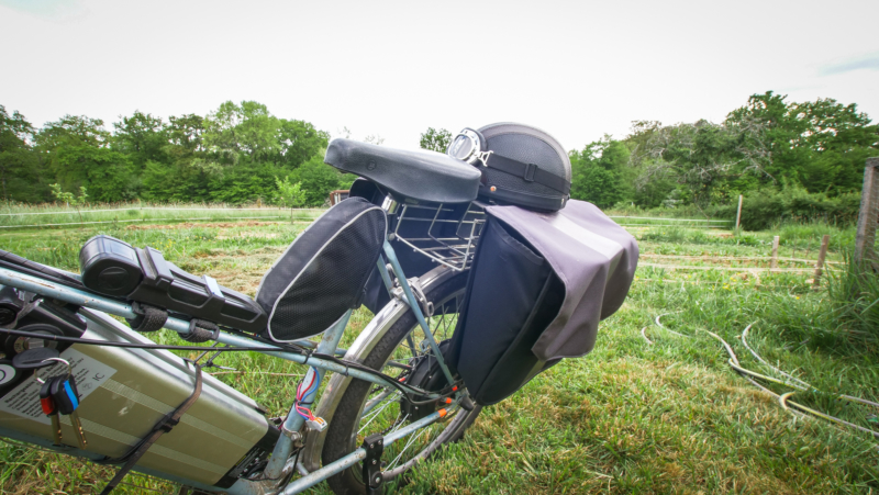 Sacoche et casque de vélo