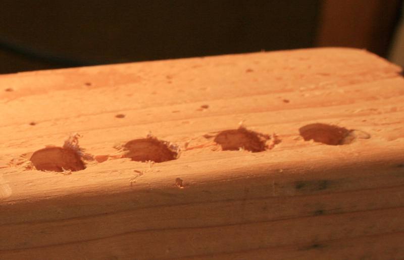 Perçage bois avec fibres arrachés 