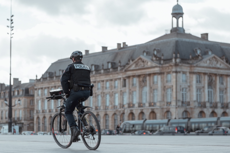 Policier en vélo