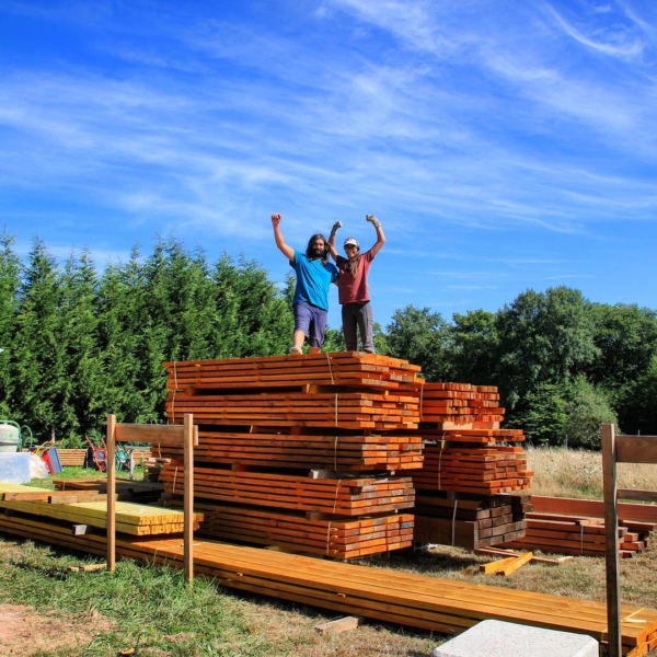 Pile et volume de bois pour construire une maison en bois