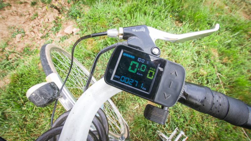 écran du vélo : vitesse, kilomètres parcourus, charge batterie 