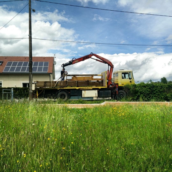 Livraison bois de la maison par un fournisseur pro