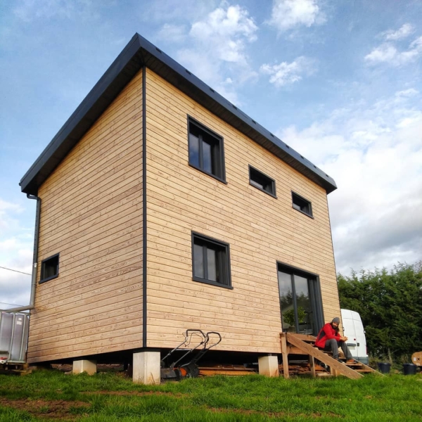 Maisons avec ouvertures au SUD pour les apports solaires 