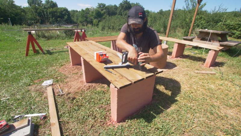 Construction banc en bois avec des lames de terrasses 